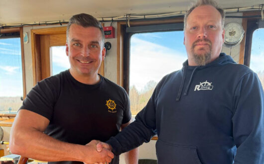 Lasse ja Jussi kättelevät